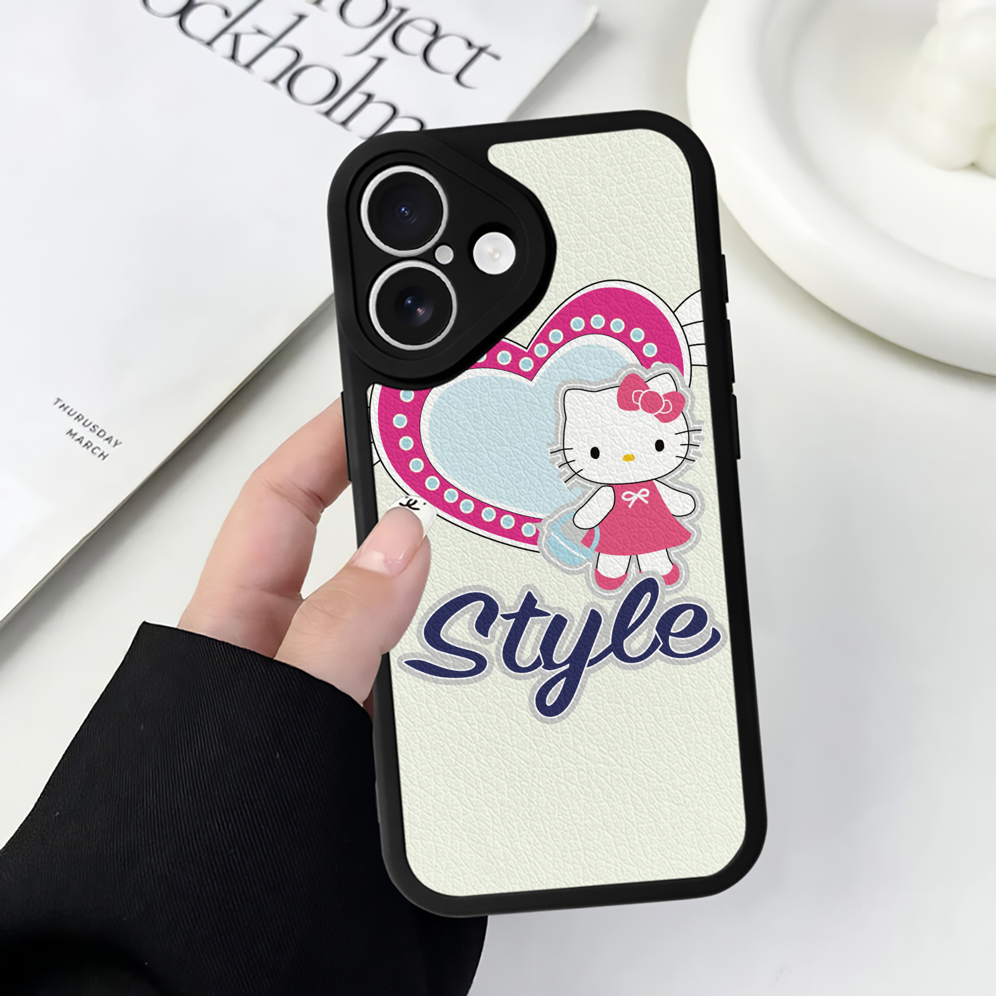 （画像用） Hello Kitty ハローキティ 【iPhone 16シリーズ対応】シリコンスマホケース（レザー調） 材質：シリコン